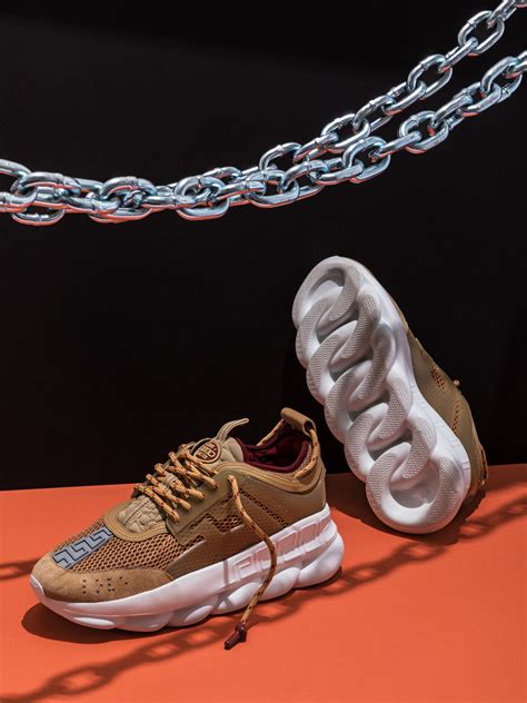 come calzano le versace chain|The Versace Chain Reaction Takes the House that Medusa Built .